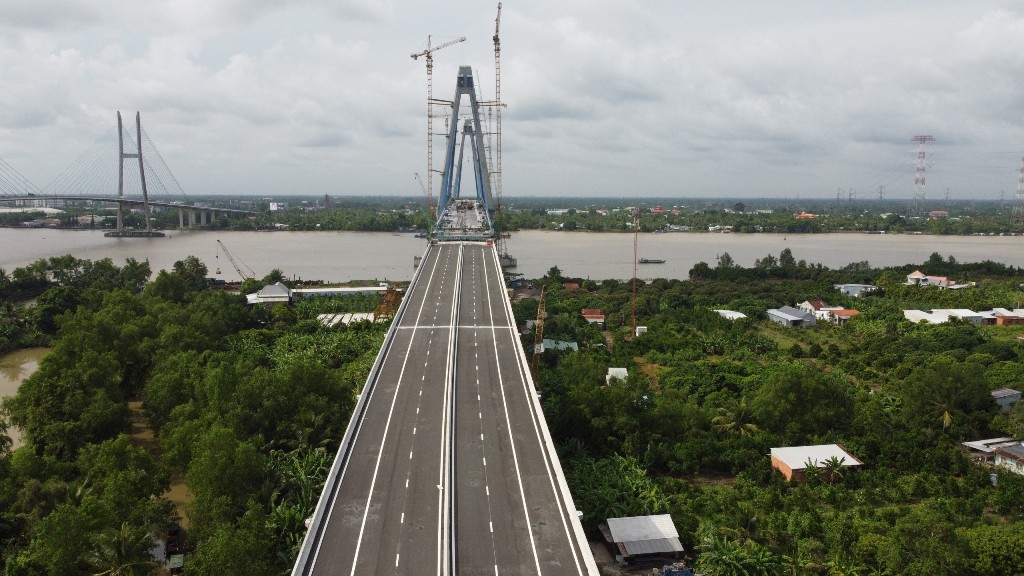 Cầu Mỹ Thuận 2 chạy đua về đích