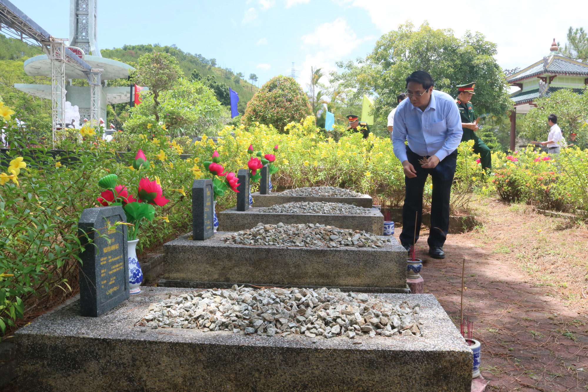Thủ tướng đến thắp hương viếng các anh hùng liệt sĩ tại nghĩa trang TP Huế