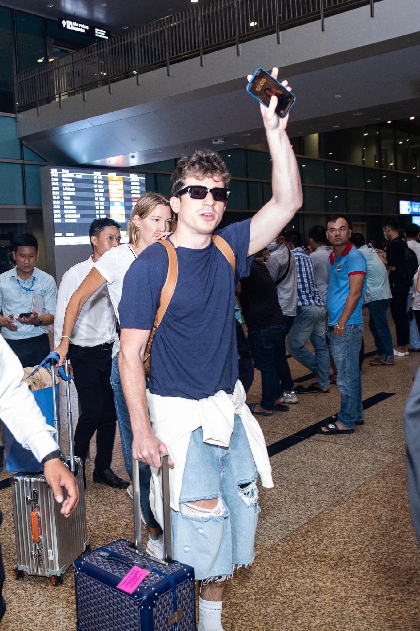 Thông tin, hình ảnh Charlie Puth đặt chân đến Nha Trang gây sốt trên mạng, nhiều fan hâm mộ tỏ ra tiếc nuối vì đã không săn được vé để có cơ hội gặp gỡ thần tượng - Ảnh: Vingroup