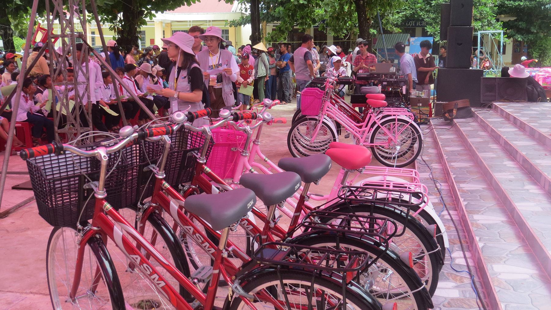 Tặng 10 xe đạp cho các em học sinh thuộc hộ nghèo, khó khăn vươn lên học tập tốt