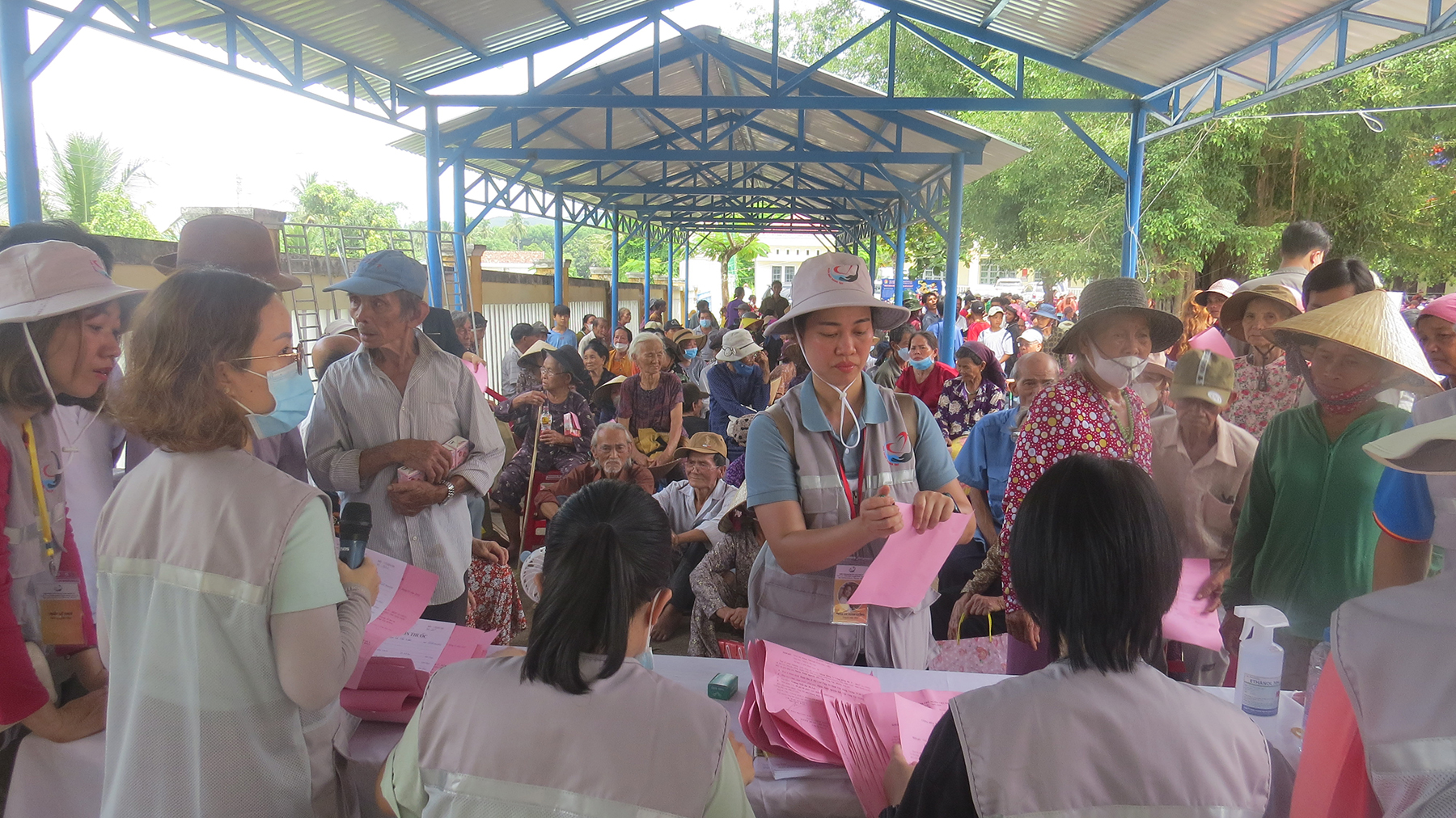 Khám bệnh, tư vấn sức khỏe, cấp thuốc miễn phí và tặng quà cho người có hoàn cảnh khó khăn trên địa bàn xã miền núi Đa Lộc. 