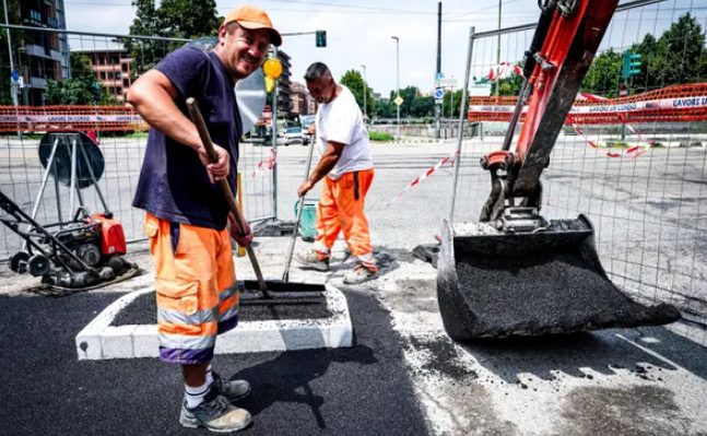 Công nhân làm đường trải vật liệu trong đợt nắng nóng ở Turin. Ảnh: Tino Romano/Ansa/Zuma/Shutterstock