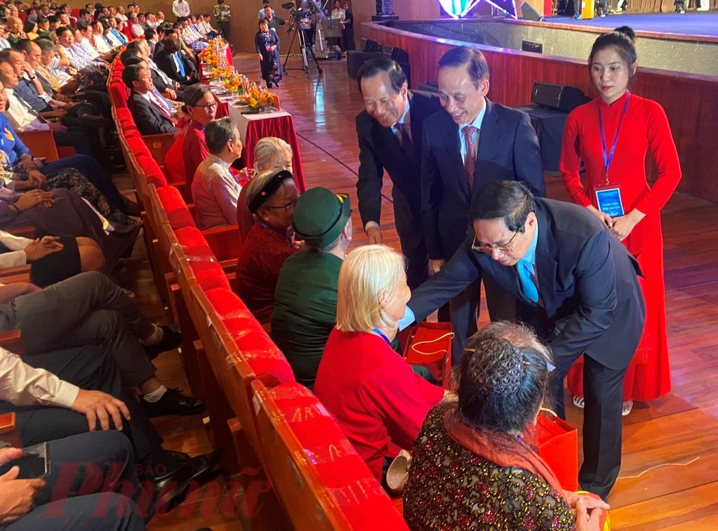 Thủ tướng Phạm Minh Chính tặng quà cho các Mẹ Việt Nam anh hùng