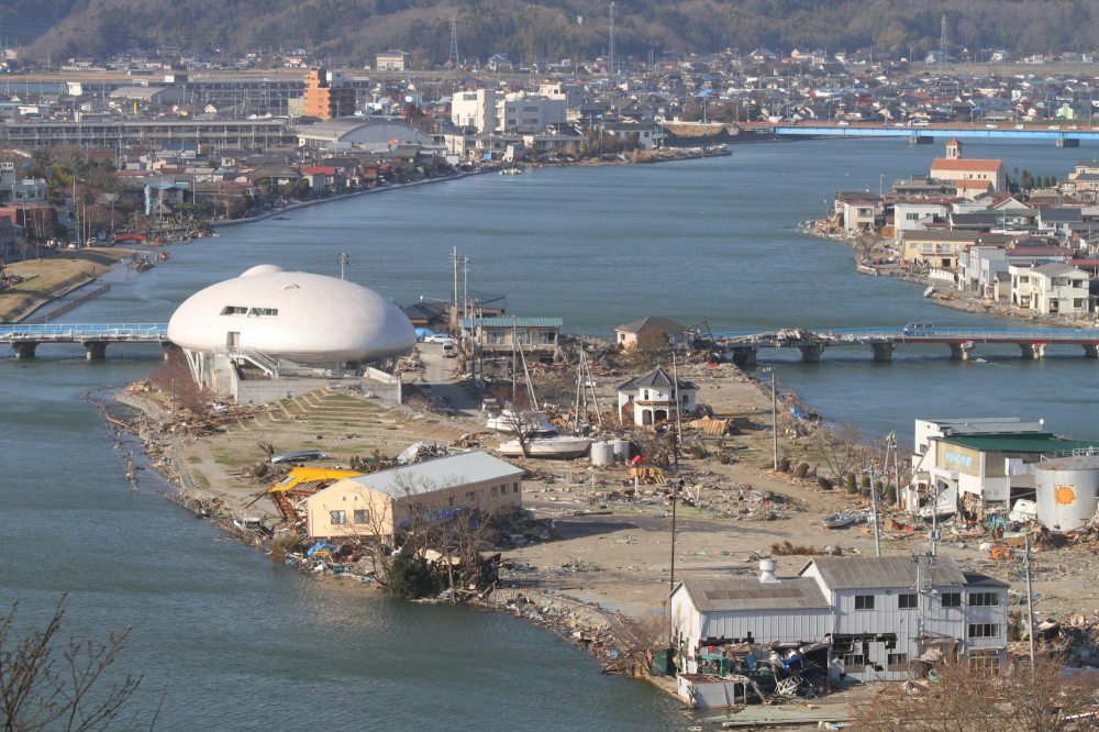 Khu vực xung quanh Bảo tàng Manga Ishinomori hình mái vòm, ở Ishinomaki, tỉnh Miyagi, sau trận sóng thần năm 2011. - Ảnh: Chris Johnson