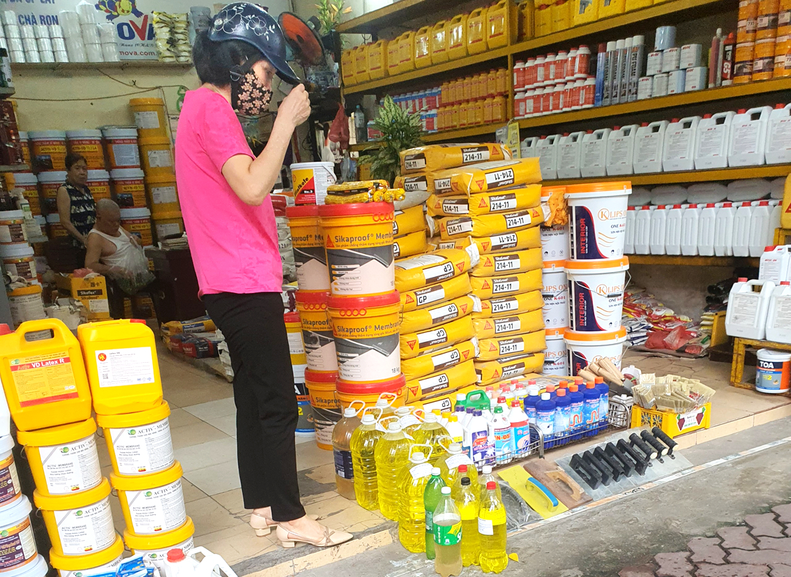 Các sản phẩm tẩy rửa không nhãn mác được bày bán nhan nhản trên phố Cát Linh, quận Đống Đa, TP Hà Nội
