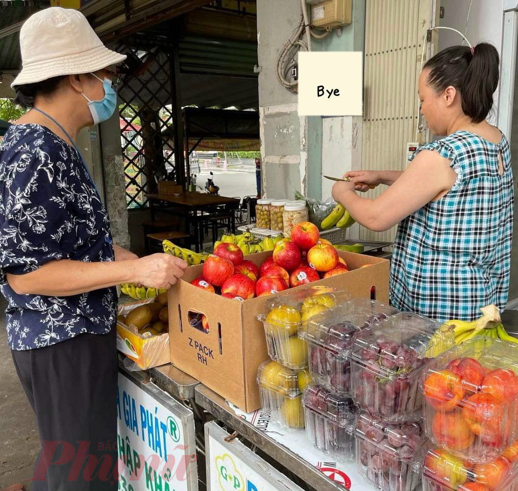 Một số điểm bán trái cây giới thiệu mận đen Mộc Châu nhưng thực chất là mận Trung Quốc, giá chỉ 50.000 đồng/kg - Ảnh: Nguyễn Cẩm