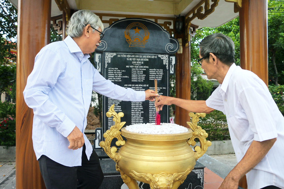 Ông Lê Quang Pháp (phải) - Trưởng ban đại diện Hội Thân nhân liệt sĩ - cùng ông Đặng Quốc Sim thắp hương tại bia tưởng niệm