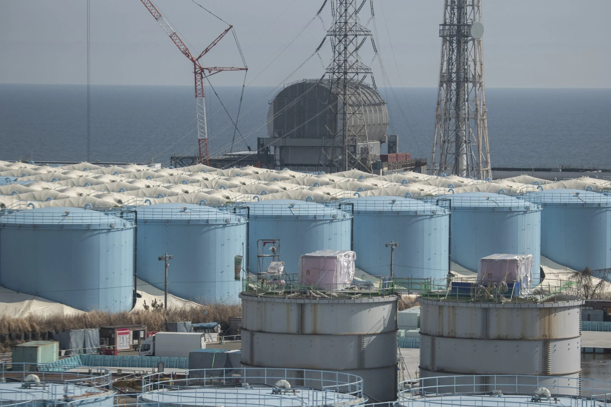 Tòa nhà lò phản ứng số 3 và các bể chứa nước nhiễm xạ tại nhà máy điện hạt nhân Daiichi ở Okuma, tỉnh Fukushima. - Ảnh: AFP