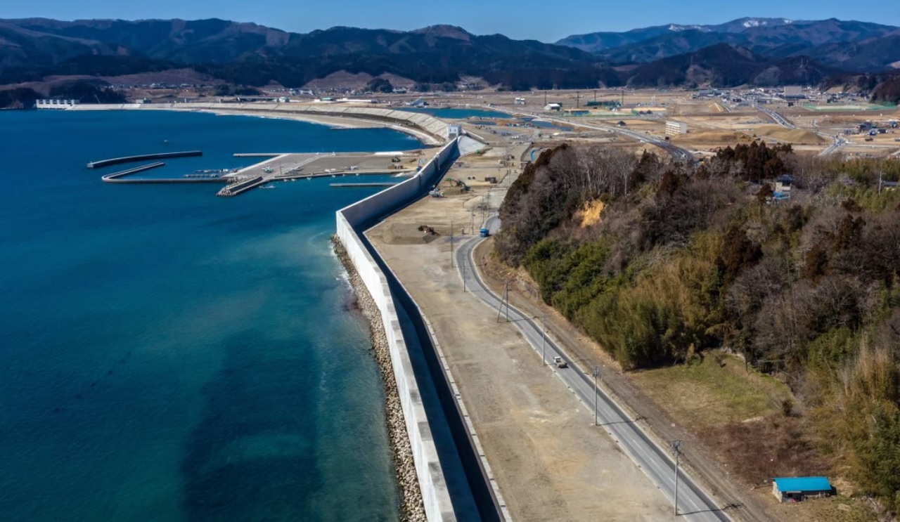 Một bức tường chắn sóng thần ở Rikuzentakata, vùng Tohoku của Nhật Bản. - Ảnh: Getty Images