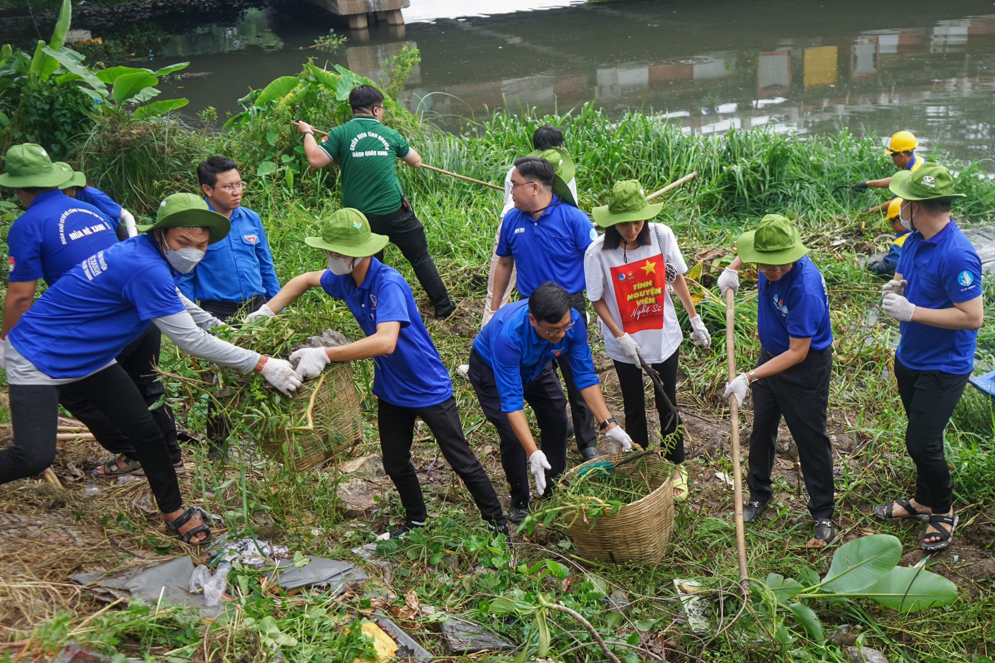 tình nguyện  đã bắt tay thực hiện cải tạo cảnh quan các tuyến kênh, rạch thuộc tuyến rạch Xuyên Tâm (quận Bình Thạnh)