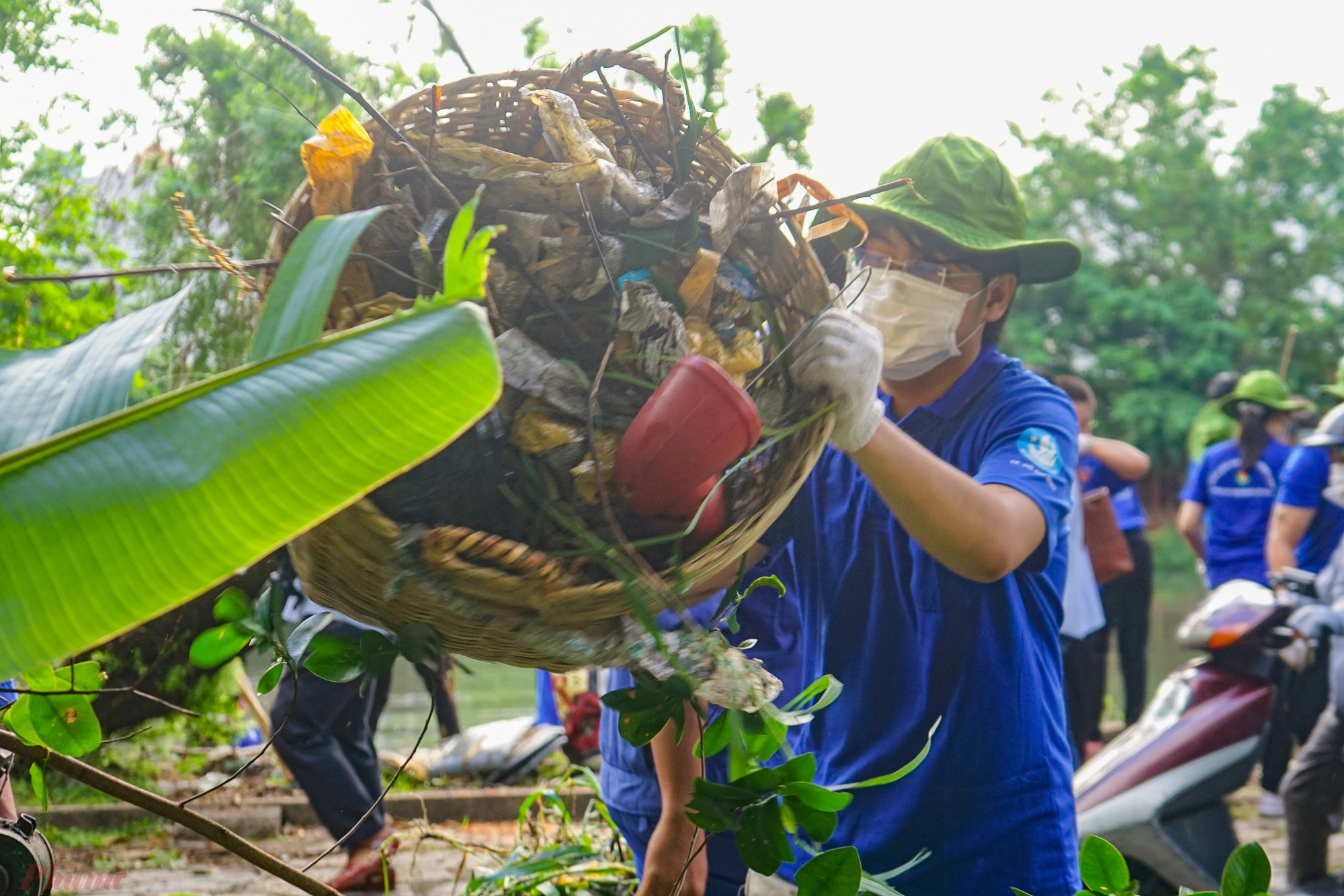 Một tình nguyện viên tham gia đổ lên xe chở chất thải