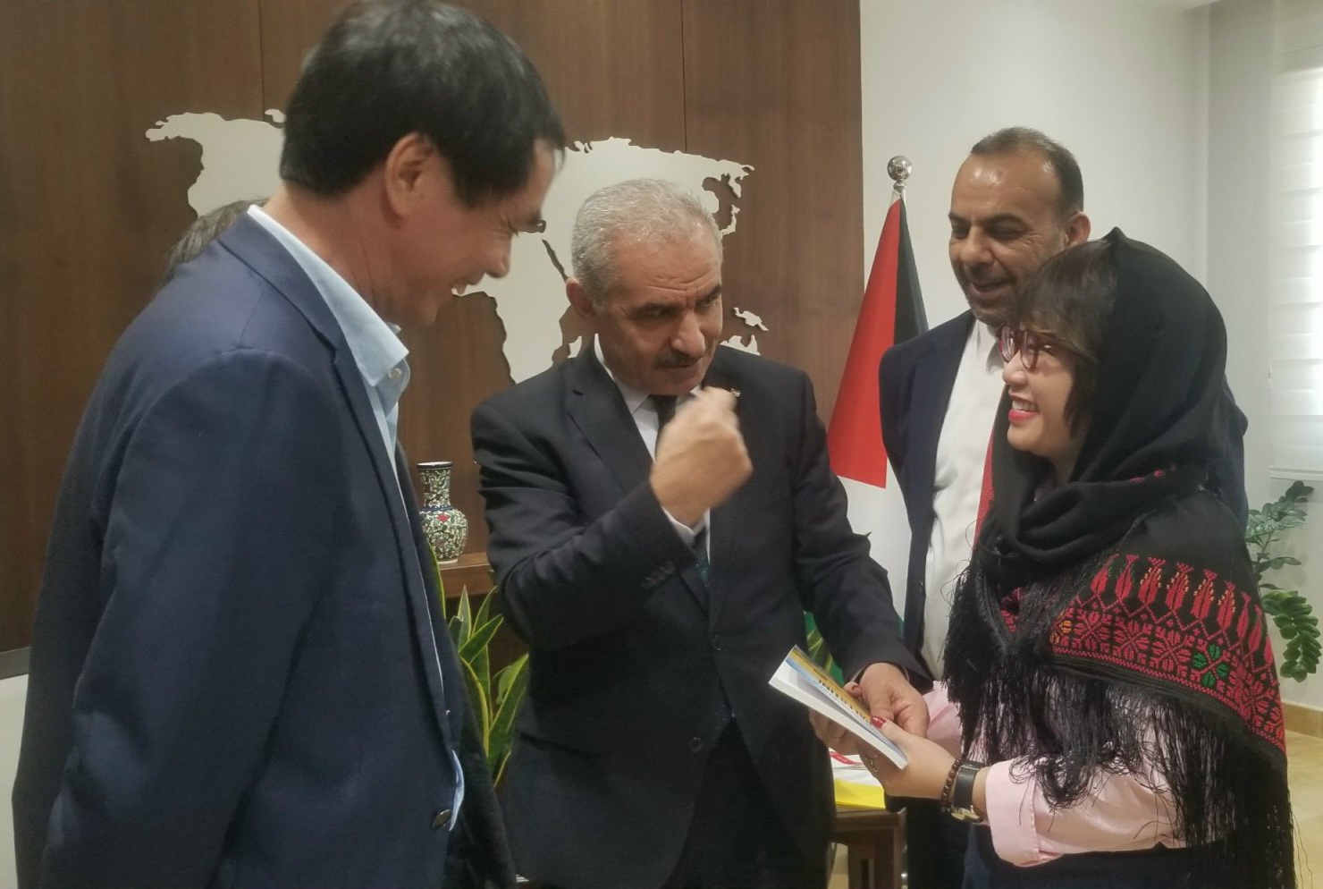 Thủ tướng Palestine Mohammad Shtayyeh (giữa) trao quyển sách Lịch sử đất nước Palestine cho đại diện Việt Nam, với hy vọng sách sẽ được in tiếng Việt. Ảnh: Hội Nhà văn TPHCM