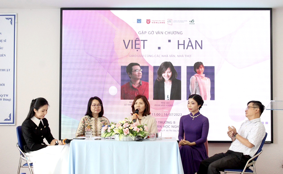 Nhà văn Pyun Hye-young (giữa) chia sẻ câu chuyện quảng bá văn chương ra thế giới hiệu quả của Hàn Quốc trong hơn 3 thập niên vừa qua - ẢNH: NGỌC TUYẾT