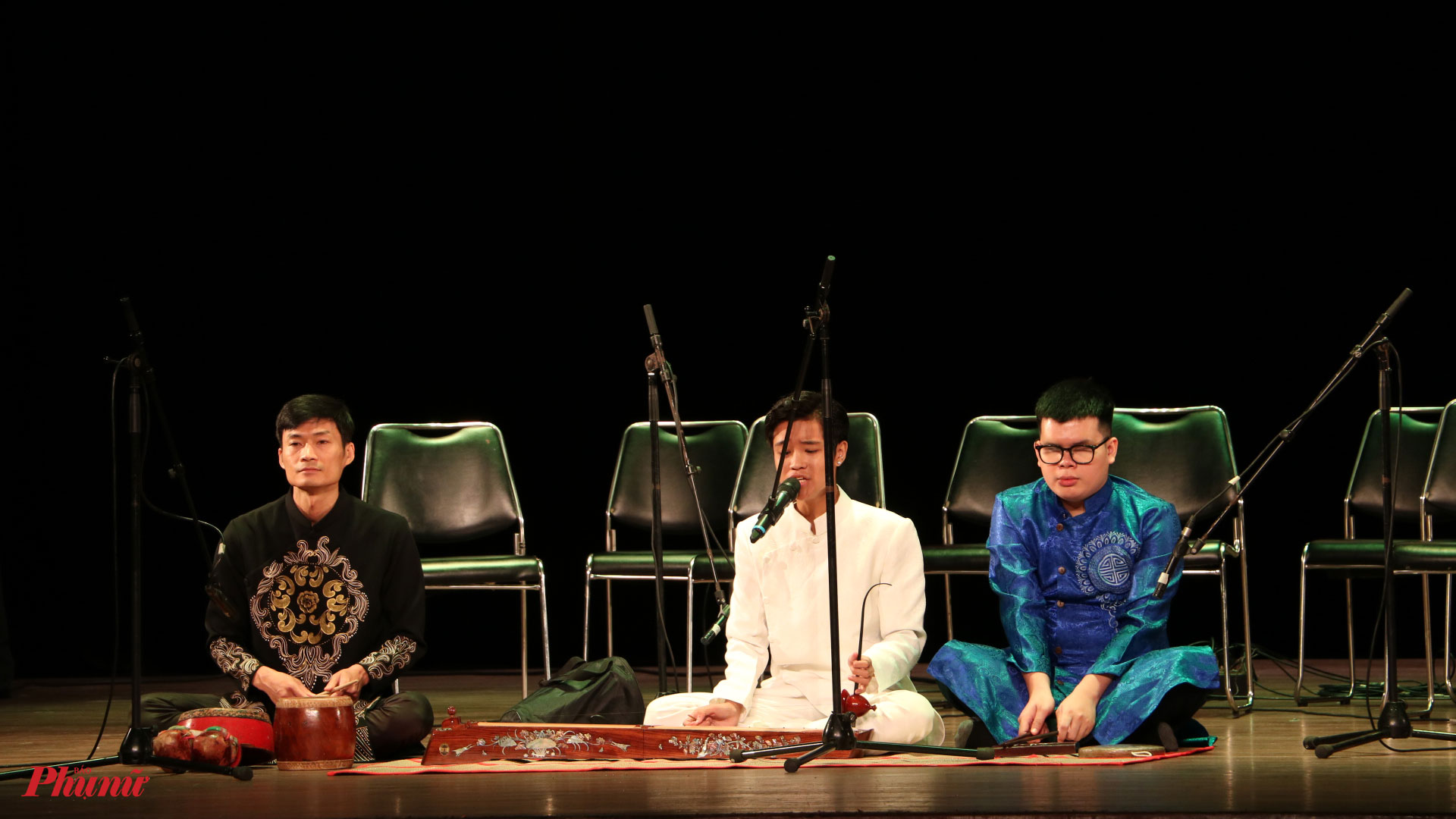 Phần trình diễn hát xẩm do Trịnh Nhật Minh, Nguyễn Đức Thiện (thứ hai và thứu ba từ trái qua) cùng người hỗ trợ