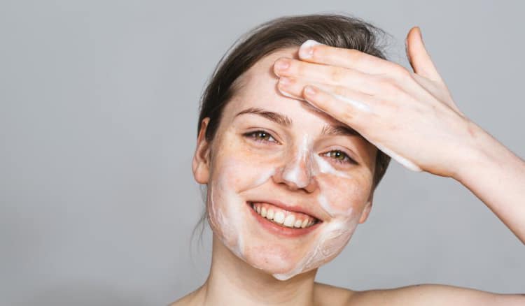Làm sạch da mặt: Cần chuẩn bị một làn da sạch sẽ trước khi tập thể dục để ngăn ngừa các vấn đề xảy ra ảnh hưởng đến da. Sử dụng sữa rửa mặt dịu nhẹ để loại bỏ bụi bẩn, dầu và lớp trang điểm trên da. Lưu ý tránh sử dụng các sản phẩm tẩy tế bào chết mạnh.