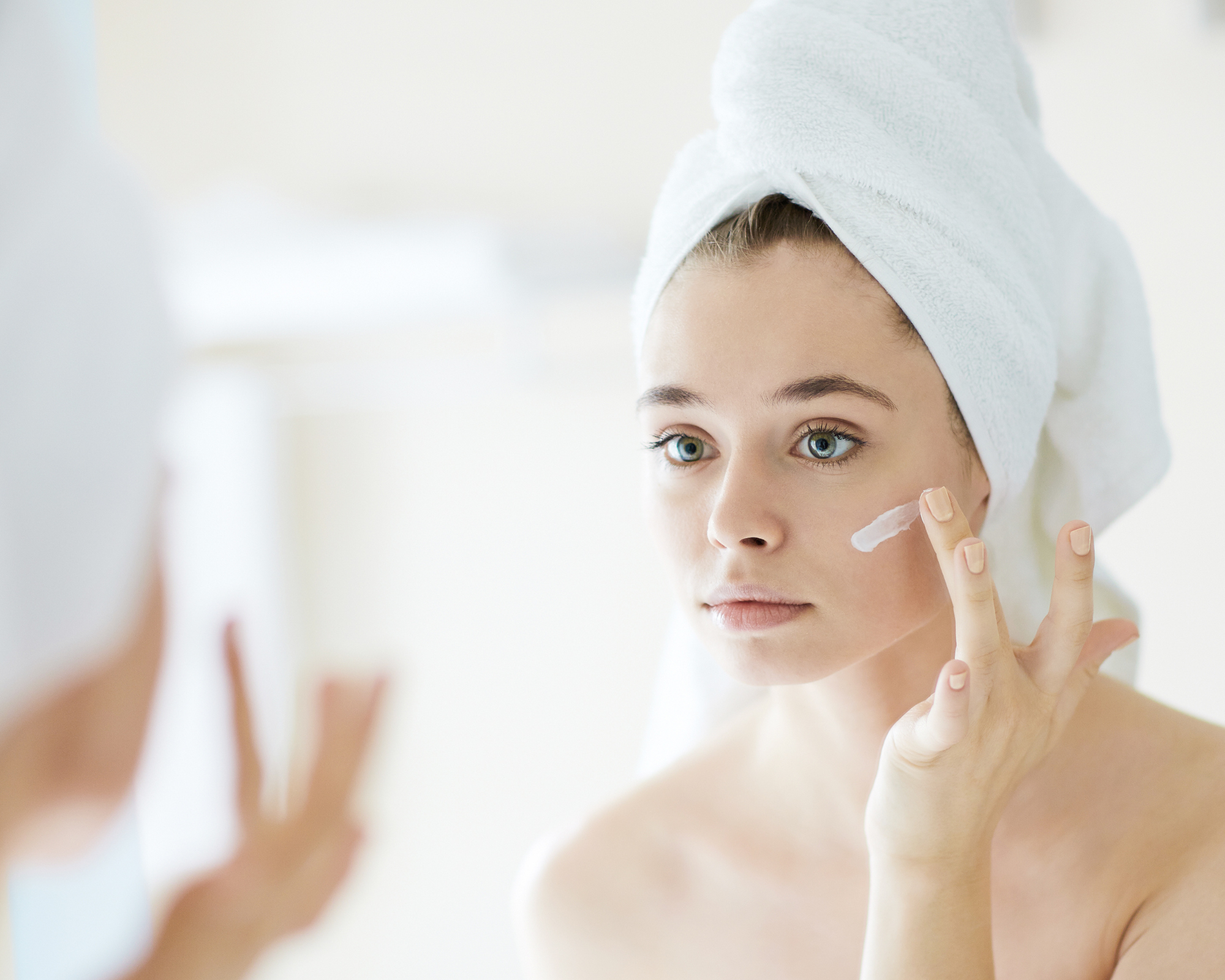 Dưỡng ẩm: Sau khi làm sạch da và tẩy tế bào chết, chị em đừng quên thoa kem dưỡng ẩm để bổ sung độ cho da. Điều này sẽ giúp phục hồi độ ẩm và ngăn ngừa làn da bị mất nước, chảy xệ.