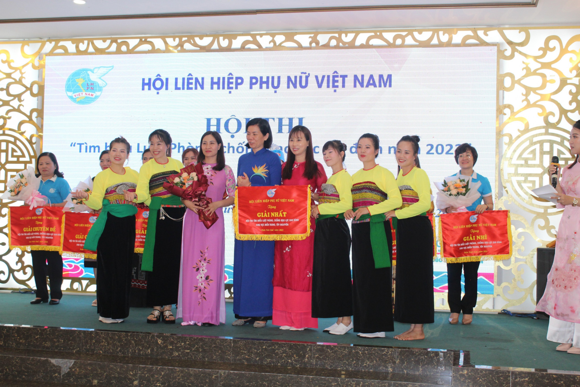 Ban tổ chức trao giải nhất cho Hội LHPN tỉnh Thanh Hóa