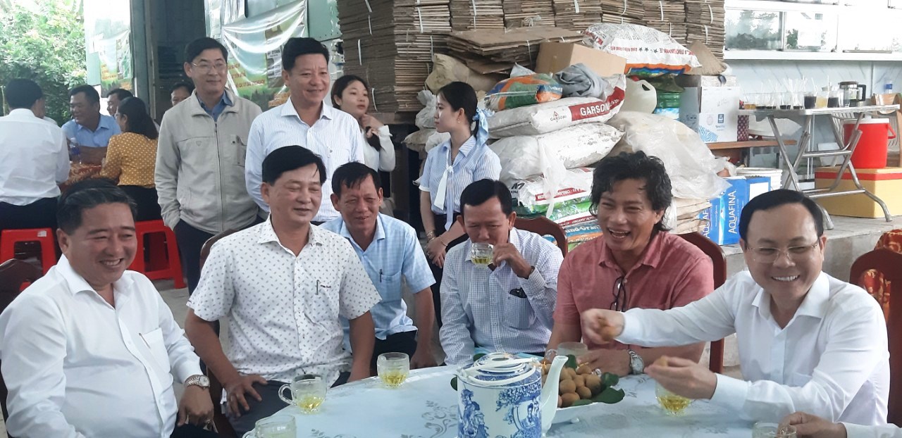 Ông Nguyễn Văn Hiếu – Bí thư Thành ủy Cần Thơ (bìa phải), vui mừng khi nhìn thấy nông dân ở huyện Cờ Đỏ sản xuất sạch, đáp ứng tốt nhu cầu thị trường