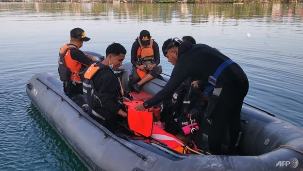Các thành viên của Cơ quan Cứu hộ Quốc gia Indonesia (Basarnas) triển khai tìm kiếm và cứu hộ nạn nhân của vụ chìm phà ở Buton Tengah, tây nam Sulawesi trong buổi sáng ngày 24/7 – Ảnh: AFP