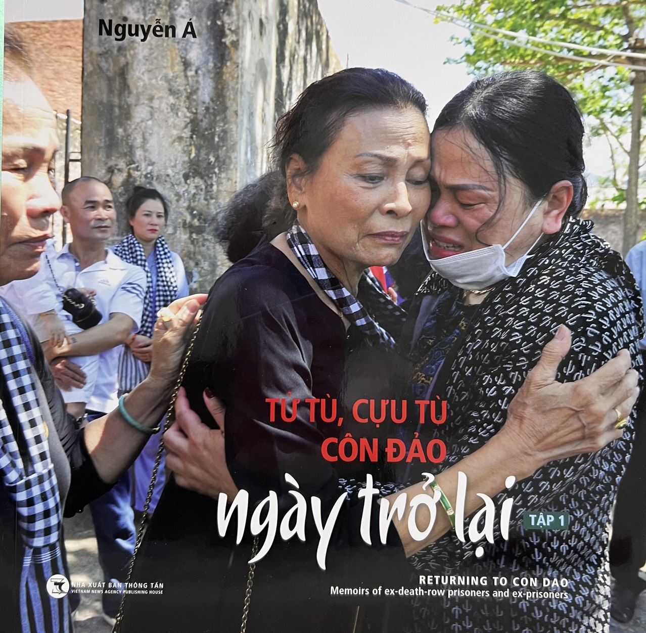 Ảnh bìa là hình ảnh một nữ du khách không nén được xúc động, bật khóc trước lời kể của cựu tù Phan Thị Bé Tư, nhân chứng sống tạiCôn Đảo
