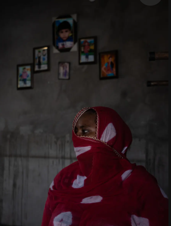 Simran, 37 tuổi, phải rời nhà ở thành phố Goraya, bang Punjab để tìm việc làm khi một trong hai đứa con của cô cần phẫu thuật tai tốn kém và đứa còn lại cần điều trị bệnh tim. Cô đến Oman với mong muốn được làm giúp việc gia đình, nhưng thay vào đó, cô lại bị đánh đập và bị bóc lột tình dục. Cô ấy mang những vết sẹo có thể nhìn thấy mà cô ấy nói là kết quả của việc bị tra tấn bằng một thanh sắt nóng nhằm buộc cô ấy phải tuân theo hoạt động mại dâm.