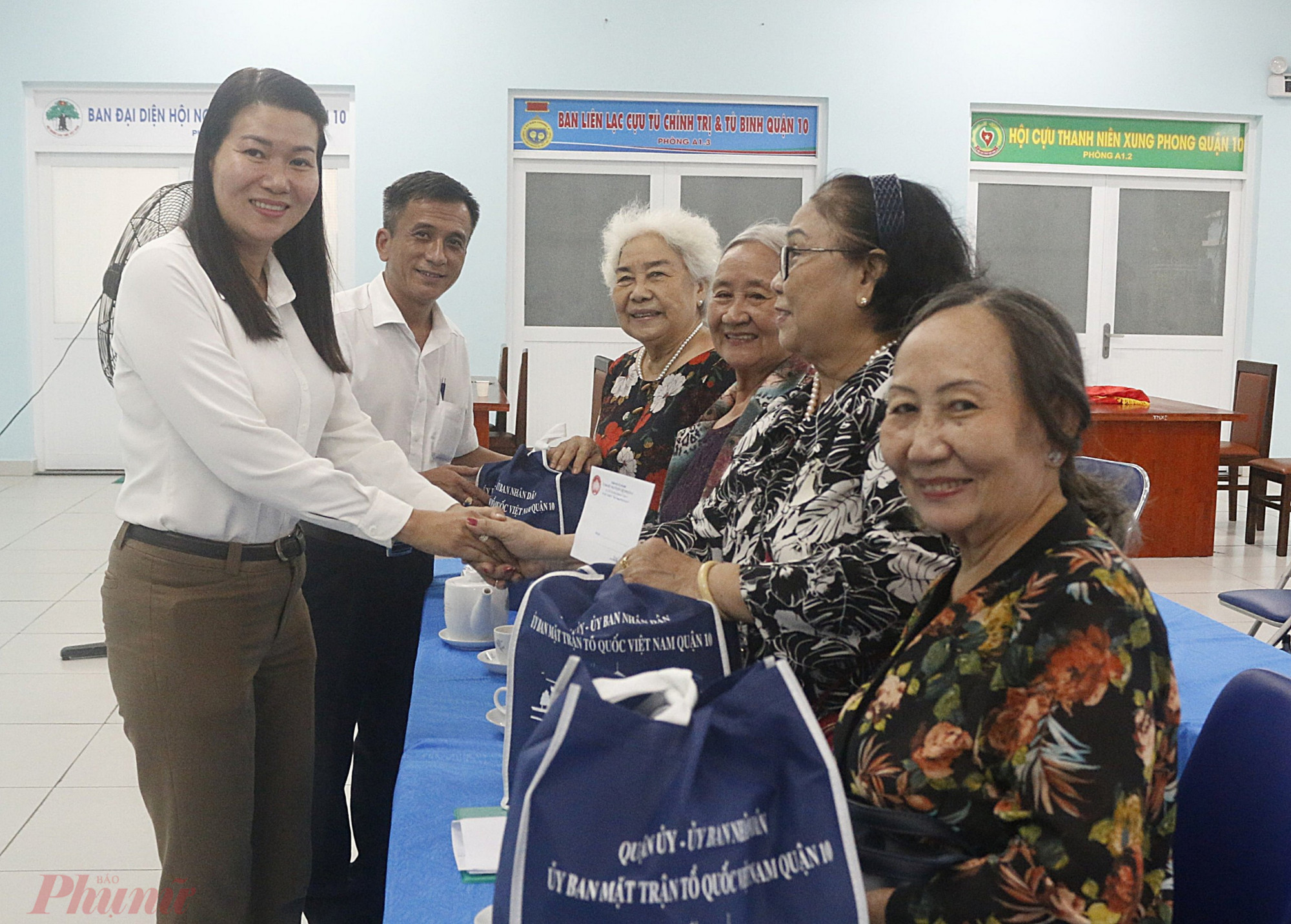 Lãnh đạo quận 10 trao quà cho các thương binh và thân nhân các liệt sĩ, gia đình có công cách mạng.