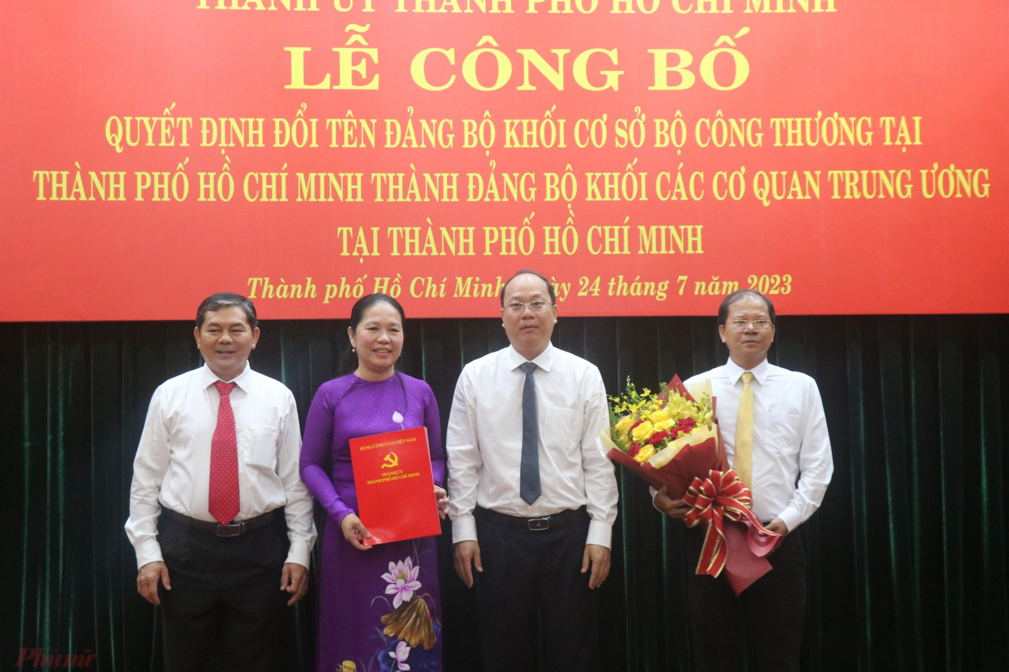 Phó Bí thư Thành ủy TPHCM Nguyễn Hồ Hải (thứ 2 từ phải sang) trao quyết định cho các cá nhân
