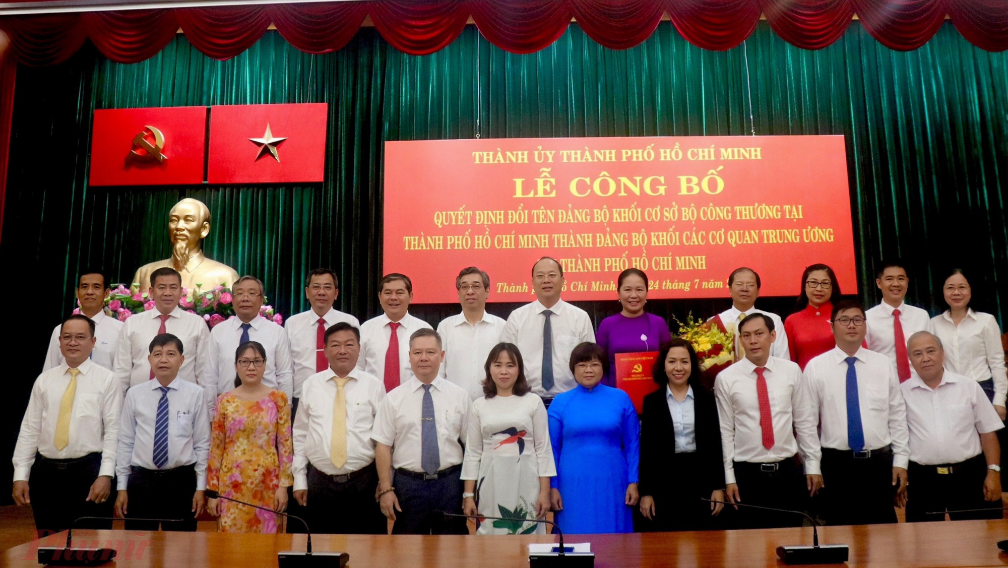 Phó Bí thư Thành ủy TPHCM Nguyễn Hồ Hải và các đại biểu chụp ảnh lưu niệm tại buổi lễ
