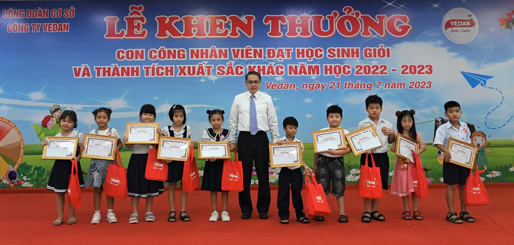 Ông Ni Chih Hao - Tổng giám đốc Vedan Việt Nam - trao học bổng và phần thưởng cho con em cán bộ công nhân viên - Ảnh: Vedan