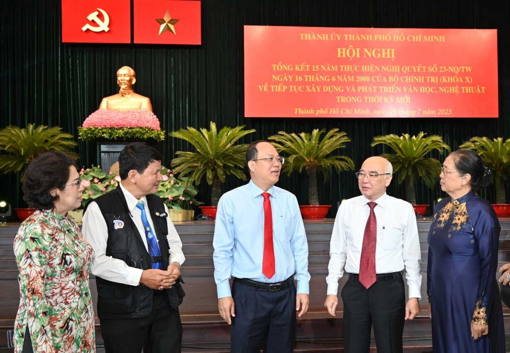Phó bí thư Thành ủy TPHCM Nguyễn Hồ Hải (giữa) trao đổi với các đại biểu dự hội nghị - Ảnh: Quốc Thanh.