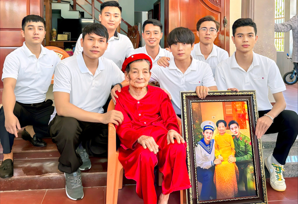 Nhóm TeamLee chụp ảnh lưu niệm cùng Mẹ Việt Nam anh hùng Đặng Thị Xoan - Ảnh do nhóm TeamLee cung cấp