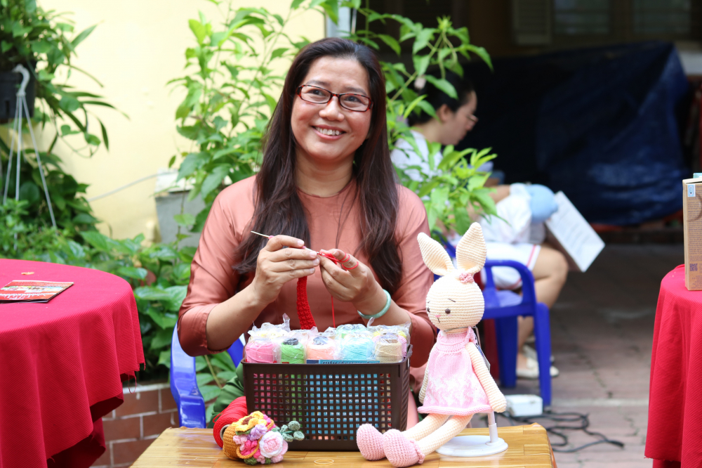 Chị Uông Nhật Đài, người có kinh nghiệm đan, móc len 7 năm nay sẽ trực tiếp hướng dẫn chị em học nghề. 