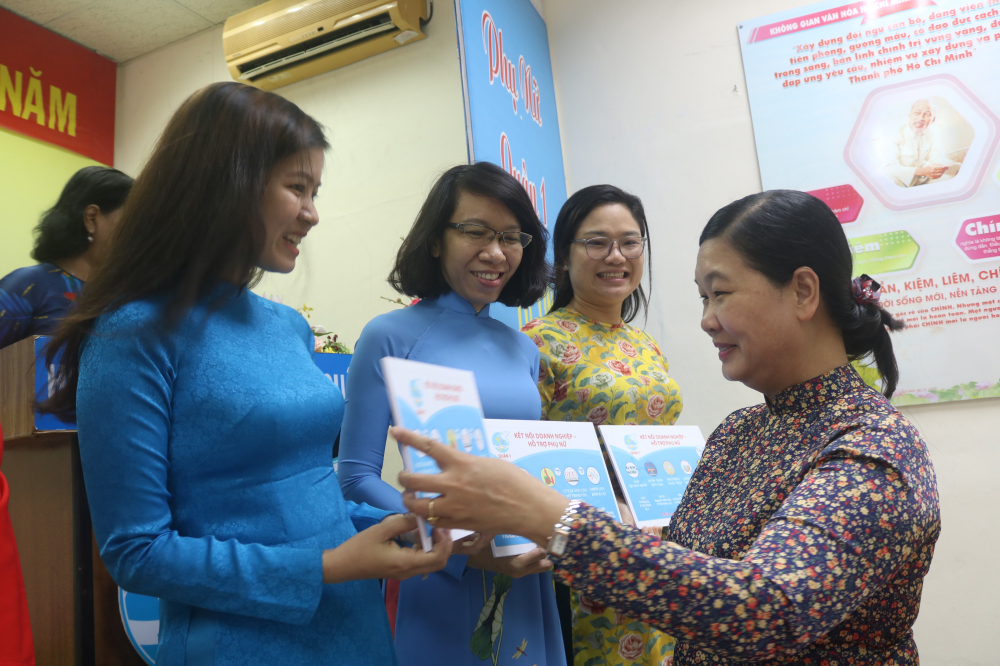 Bà Hoàng Thị Tố Nga - Phó bí thư thường trực Quận ủy quận 1 - trao tượng trưng thẻ Kết nối doanh nghiệp - Hỗ trợ phụ nữ cho đại diện Hội LHPN các phường. 