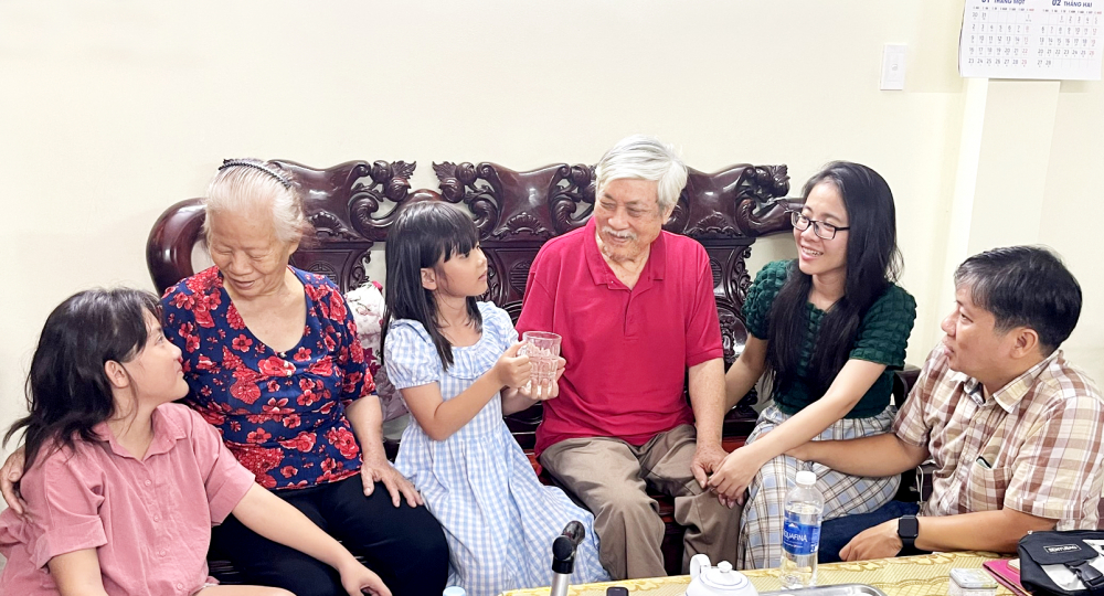 Các con cháu về thăm ông bà Nguyễn Trung Tính - Ứng Thị Doanh trong ngày cuối tuần
