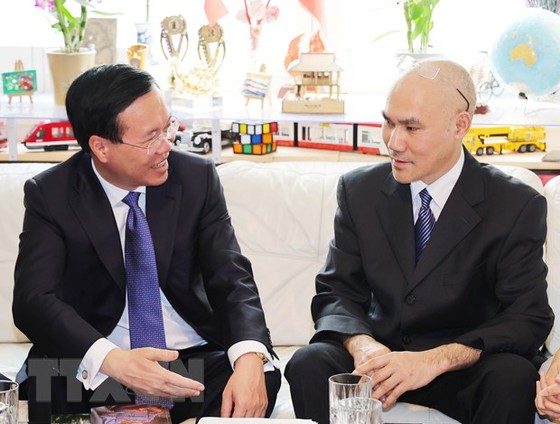 Chủ tịch nước Võ Văn Thưởng thăm Tiến sĩ Vật lý Nguyễn Duy Hà. Ảnh: TTXVN