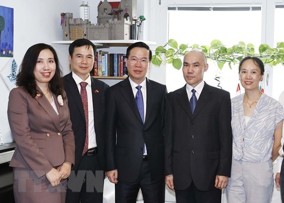 Chủ tịch nước Võ Văn Thưởng thăm gia đình Tiến sĩ Vật lý Nguyễn Duy Hà. Ảnh: TTXVN