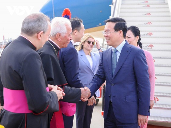 Lãnh đạo Bộ Ngoại giao Italy và Lãnh đạo Tòa thánh Vatican đón Chủ tịch nước và Phu nhân tại sân bay quốc tế Fiumicino - Ảnh: VOV