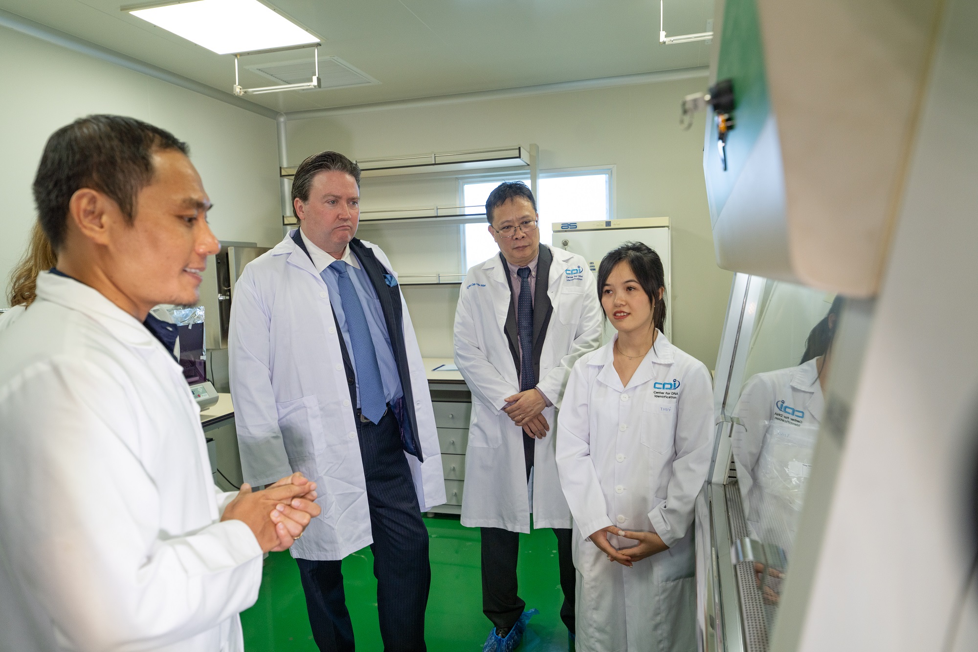 Đại sứ Hoa Kỳ Marc Knapper thăm Trung tâm Giám định ADN thuộc Viện hàn lâm Khoa học và Công nghệ Việt Nam - Ảnh: Đ.S.Q.