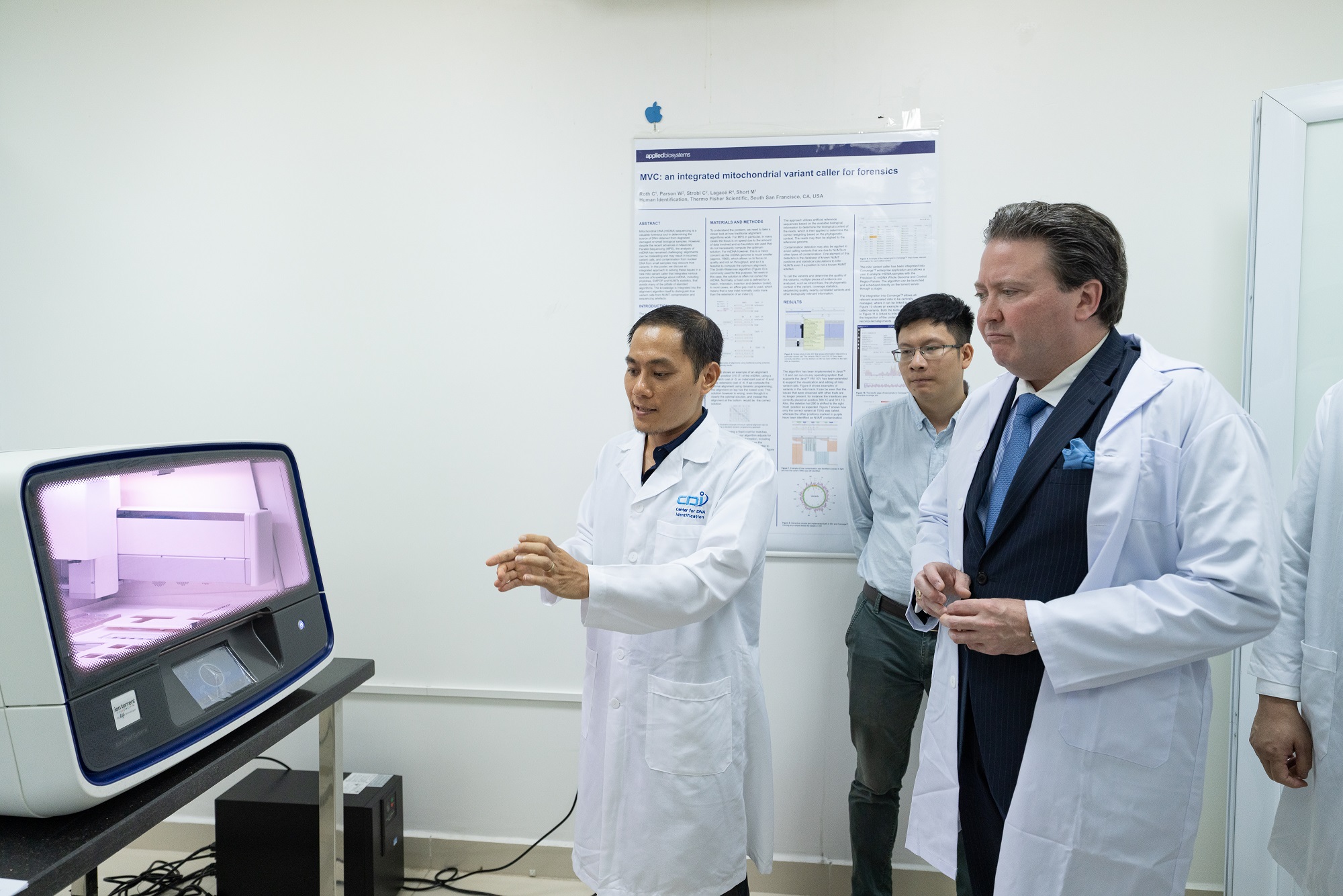 Dự án Giám định hài cốt giúp Việt Nam nâng cao năng lực giám định ADN và phát triển hệ thống toàn diện để đối khớp ADN từ hài cốt bị phân hủy nặng với ADN từ các gia đình đang tìm kiếm người thân - Ảnh: Đ.S.Q.