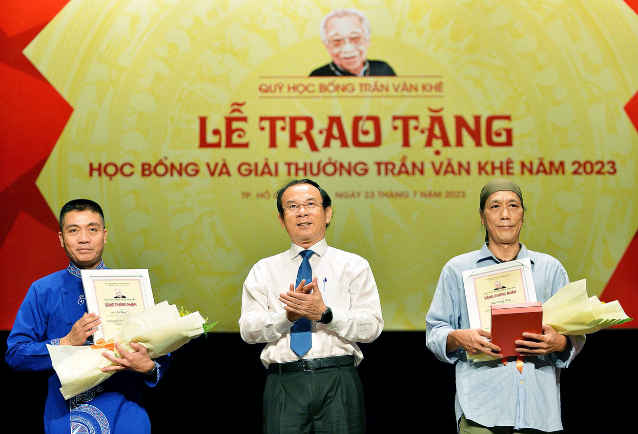 Bí thư Thành ủy TPHCM Nguyễn Văn Nên trao giải thưởng Trần Văn Khê cho các nghệ sĩ, giảng viên, nhà nghiên cứu... ở buổi lễ tổ chức ngày 23/7 - ảnh: nguyễn á