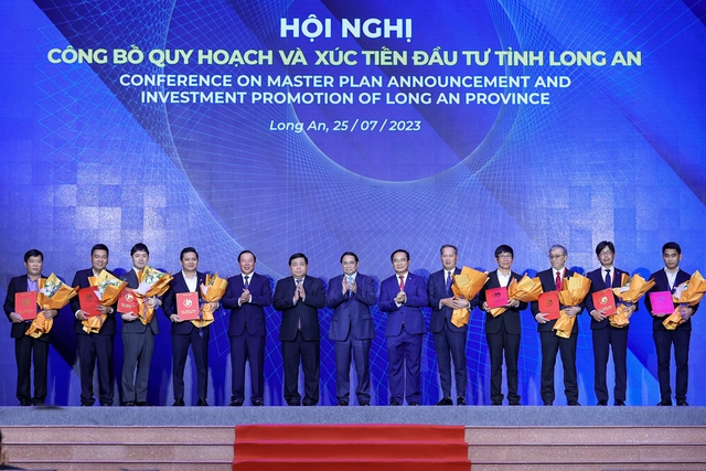 Thủ tướng Phạm Minh Chính chụp ảnh lưu niệm với các nhà đầu tư tại hội nghị. Ảnh: VGP/Nhật Bắc