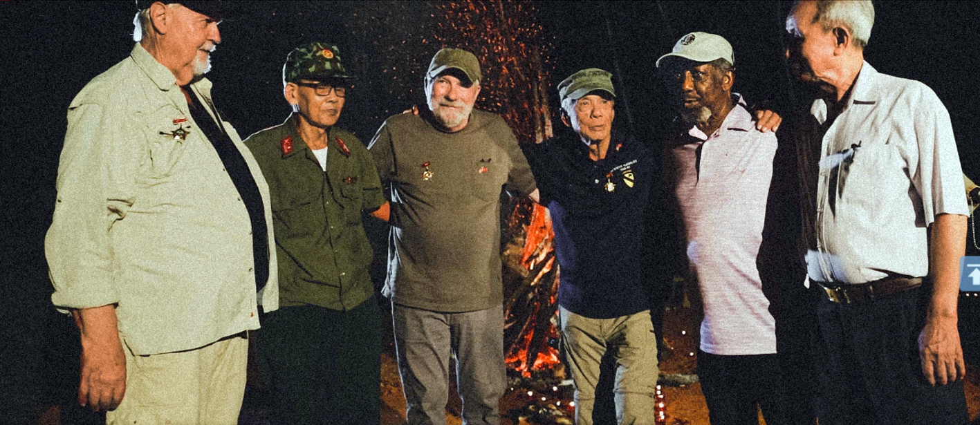 Thiếu tá  Đặng Hà Thụy (thứ hai từ  trái sang)  trò chuyện cùng các cựu chiến binh Mỹ tại đồi  Xuân Sơn - ảnh  trong phim  Mảnh ký ức