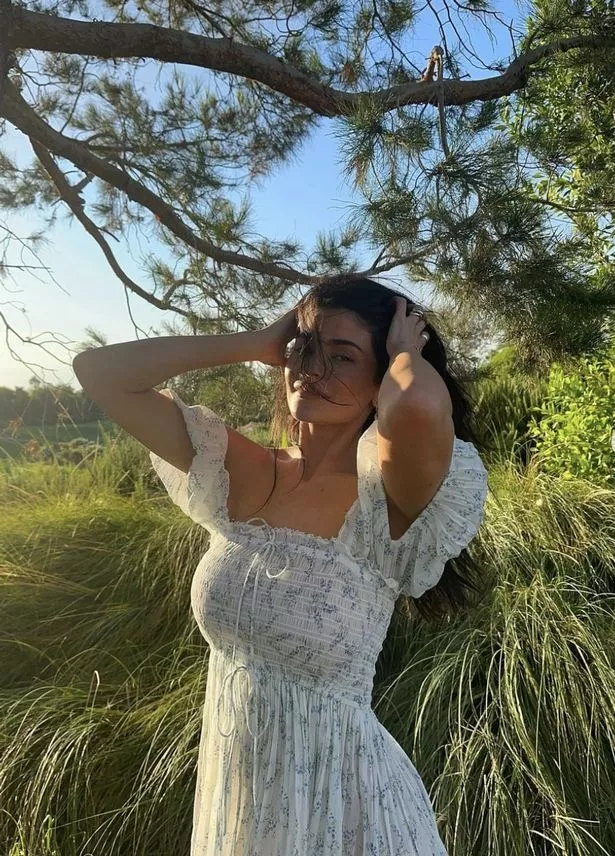 Kylie Jenner cũng chọn thiết kế váy maxi họa tiết hoa nhí với thiết kế cổ vuông, tay bồng điệu đà tạo nên bầu không khí tươi tắn cho những ngày hè năng động.