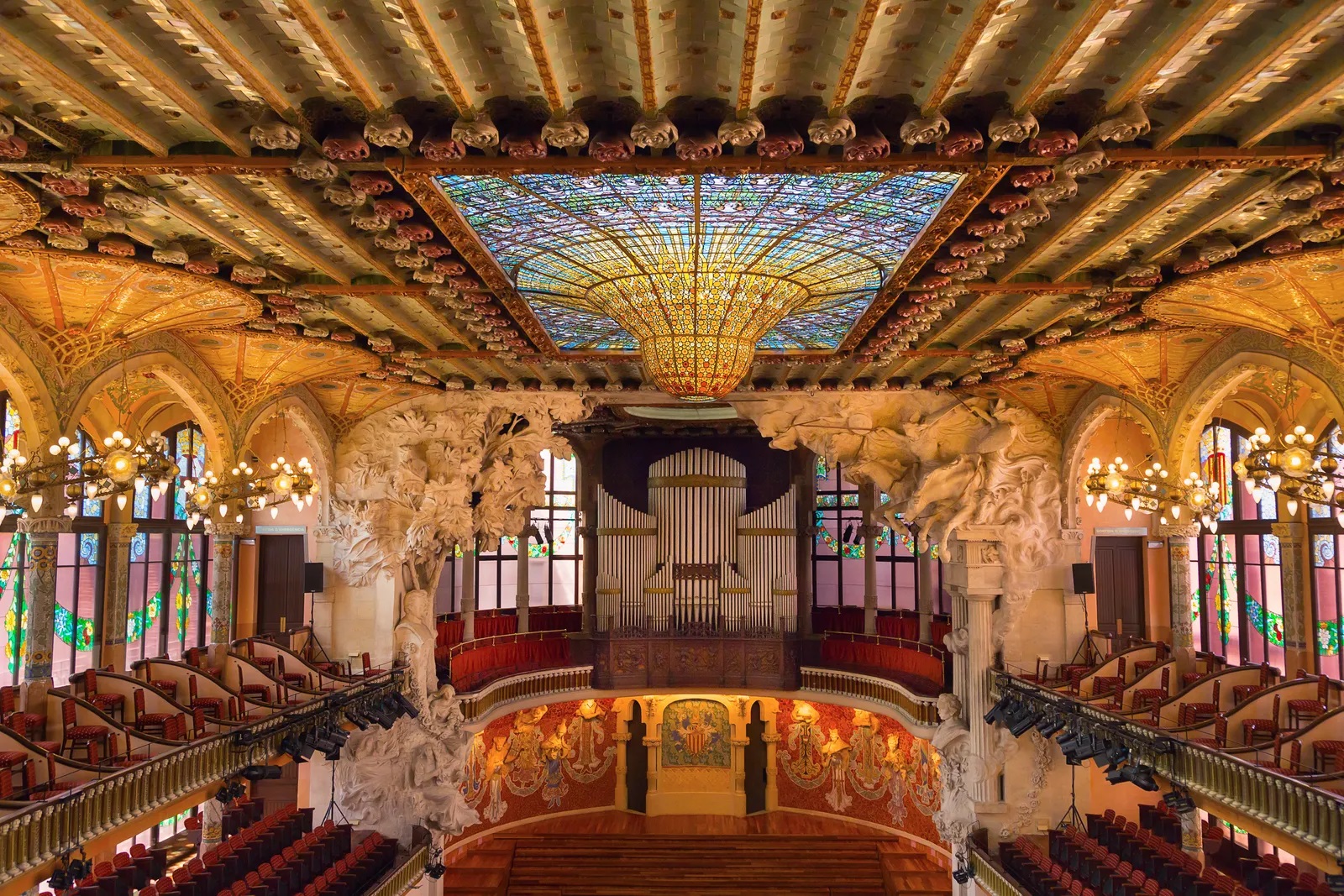 Palau de la Música Catalana (Barcelona, ​​Tây Ban Nha) Nằm ở Barcelona , Palau de la Música Catalana là một bức tranh nổi bật về thiết kế theo trường phái Tân nghệ thuật của xứ Catalan. Được xây dựng theo tầm nhìn của kiến ​​trúc sư Lluís Domènech i Montaner, cấu trúc ban đầu được thiết kế cho một hội hợp xướng, Orfeó Català. Nhà hát tuyệt đẹp đã được UNESCO công nhận là Di sản Thế giới vào năm 1997.