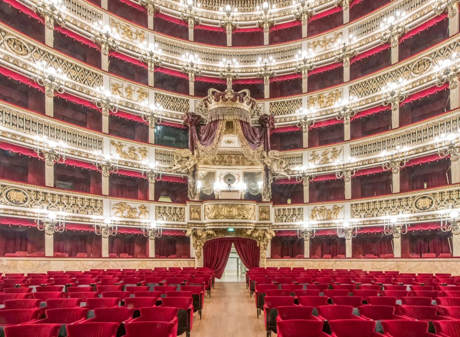 Teatro di San Carlo (Naples, Ý) Mở cửa lần đầu tiên vào năm 1773, Teatro di San Carlo là nhà hát opera hoạt động liên tục lâu đời nhất trên thế giới. Kiệt tác được ủy quyền bởi Vua Bourbon Charles VII của Napoli và được thiết kế bởi Giovanni Medrano.