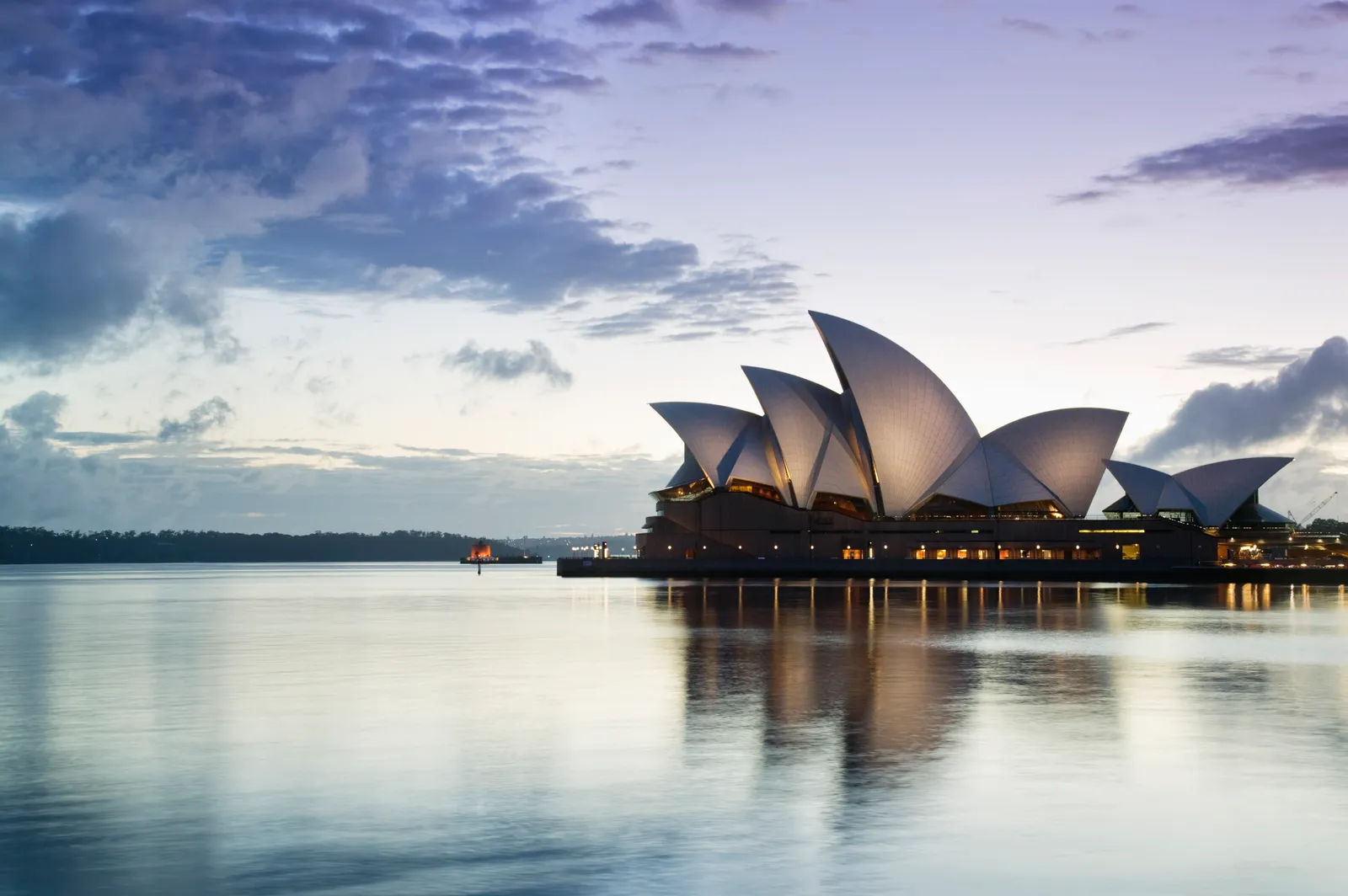 Nhà hát Opera Sydney (Sydney, Úc) Có lẽ không nhà hát nào có thể nhận ra ngay lập tức như Nhà hát Opera Sydney. Với đường mái đặc biệt trông giống như những cánh buồm cắt qua bến cảng, cấu trúc này dễ dàng được coi là một kiệt tác của thiết kế đương đại. Tuy nhiên, nhà hát do kiến ​​trúc sư người Đan Mạch Jørn Utzon thiết kế cũng có một lịch sử đầy kịch tính liên quan đến chi phí xây dựng tăng cao, khiến Utzon phải từ bỏ dự án.