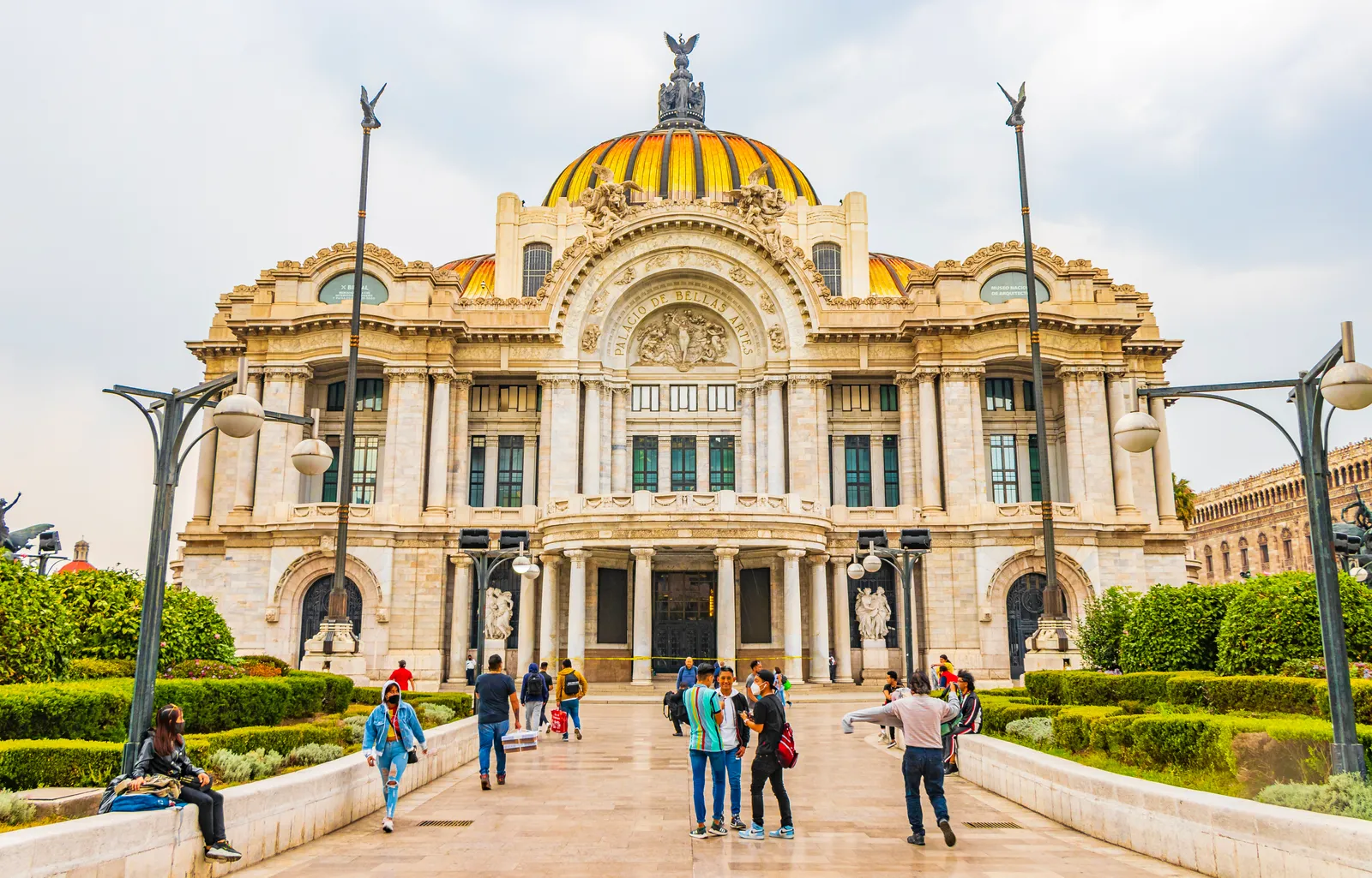 Palacio de Bellas Artes (Thành phố Mexico, Mexico) Là một trong những trung tâm văn hóa mang tính biểu tượng nhất ở Mexico, Palacio de Bellas Artes đã tổ chức nhiều chương trình khác nhau, bao gồm các buổi biểu diễn nghệ thuật, khiêu vũ và sân khấu. Là sự kết hợp của các phong cách kiến ​​trúc khác nhau, bao gồm cả nghệ thuật trang trí và tân cổ điển, tòa nhà được thiết kế bởi Adamo Boari và Federico E. Mariscal và có đồ trang trí nội thất mô tả thực vật Mexico, đời sống động vật và mặt nạ từ truyền thống tiền Tây Ban Nha.