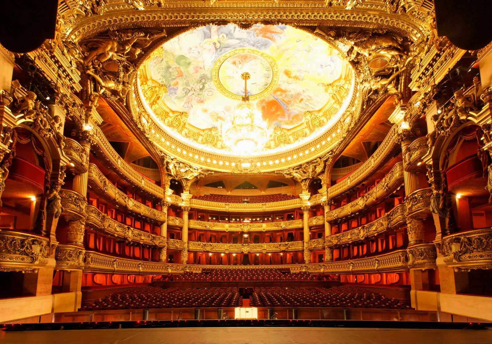 Nhà hát Opera Garnier (Paris, Pháp) Được xây dựng dưới thời Hoàng đế Napoléon III, Opéra Garnier—còn được gọi là The Palais Garnier—là một nhà hát opera có 1.979 chỗ ngồi ở Paris. Được thiết kế bởi Charles Garnier, nhà hát được tưởng tượng theo “phong cách Napoléon III”, nổi bật với bộ sưu tập đồ trang trí và các yếu tố gợi nhớ đến kiến ​​trúc thời Phục hưng kiểu baroque Palladio. Mặt tiền có một bộ sưu tập các tác phẩm điêu khắc lấy cảm hứng từ các chủ đề như “hòa âm”, “nhạc cụ” và “khiêu vũ”. Du khách cũng có thể tìm thấy tượng bán thân của các nhà soạn nhạc nổi tiếng như Beethoven, Mozart và Rossini giữa các cột của mặt tiền.