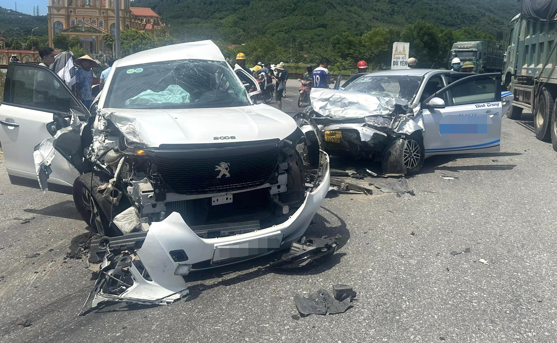 Vụ tai nạn khiến cả 3 chiếc xe ô tô bị hư hỏng nặng - Ảnh: Khánh Trung