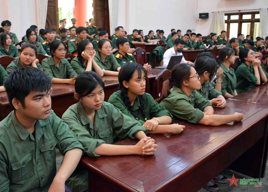 Các sinh viên đang học giáo dục quốc phòng- an ninh tại Trường Quân sự Quân khu 7 tham dự phiên tòa. 